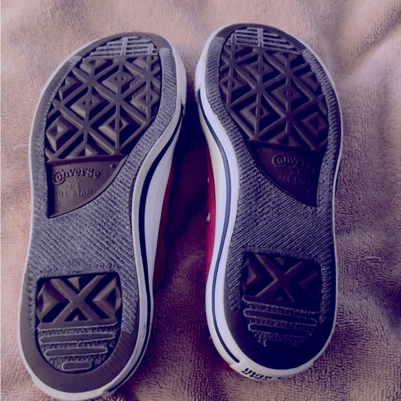 RED CONVERSE SNEAKERS🌺 - Picture 2 of 6